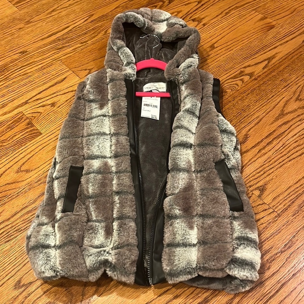 NWT American Widgeon Girl’s Faux Fur Hooded Vest Size 12